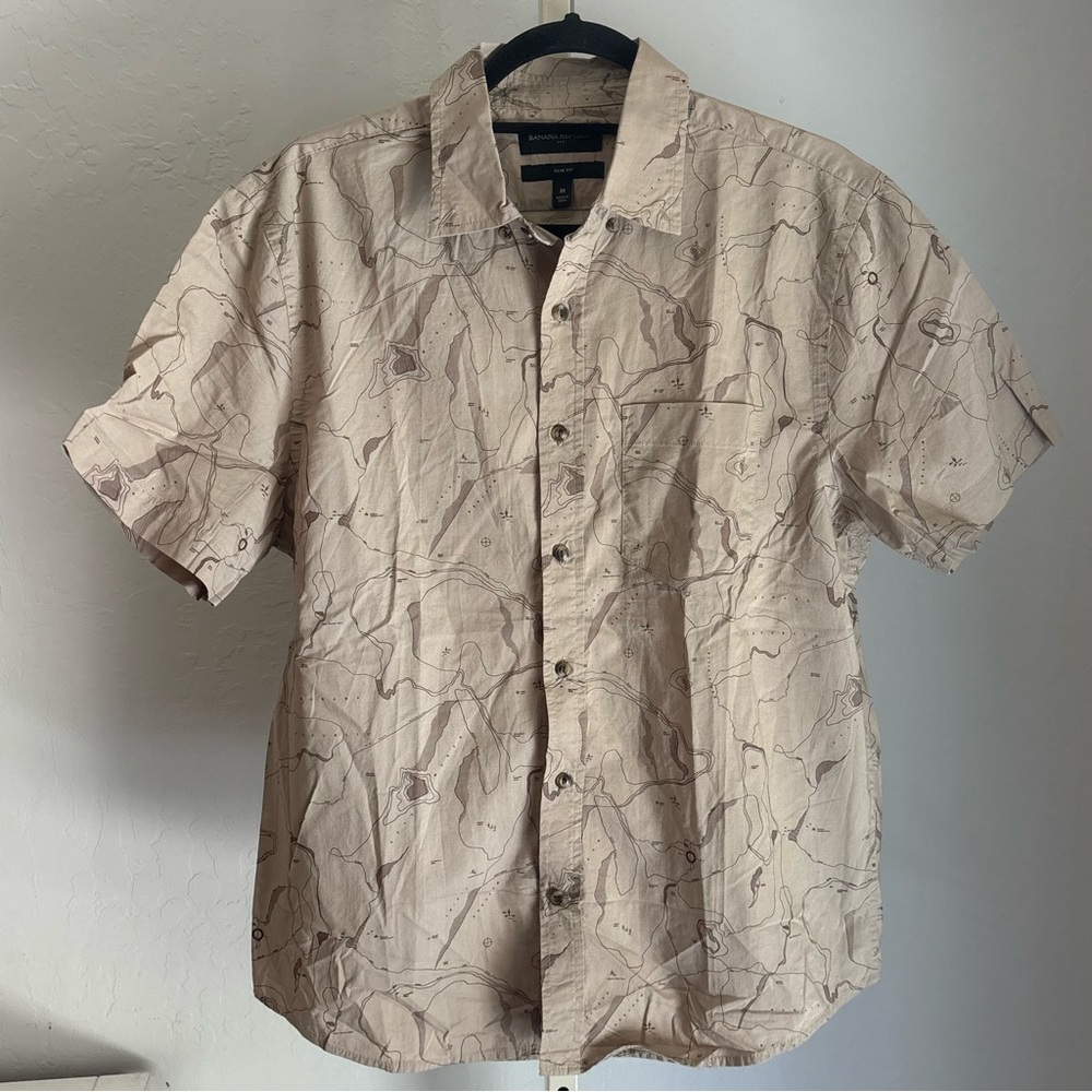 Banana Republic Beige Topographic Print Short Sleeve Button-Down Shirt